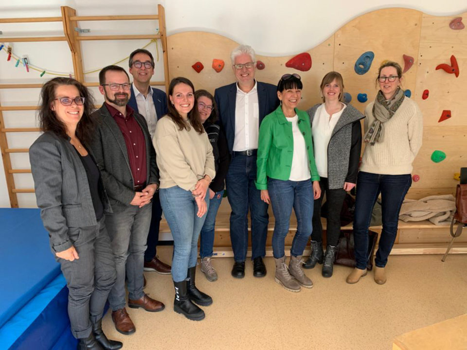 Besuch ÖGK-Obmann Huss im forKIDS Therapiezentrum Innsbruck im März 2023.